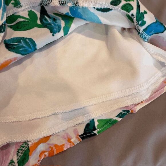 Everly Sleeveless Rose Floral Romper Ruffle Shorts White Wrap Front Size Large - Picture 5 of 10